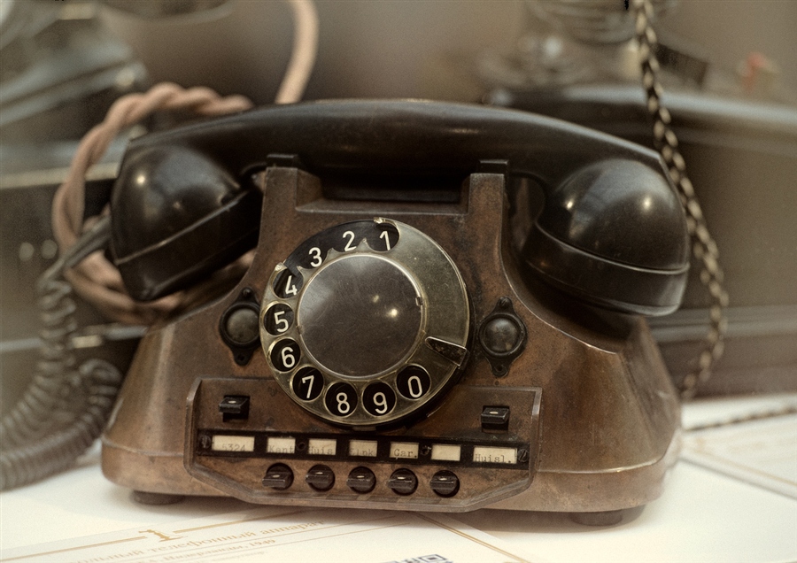 Старинный телефон. Старинный телефонный аппарат и ноутбук. Американский старинный телефон. Самый старый телефон.