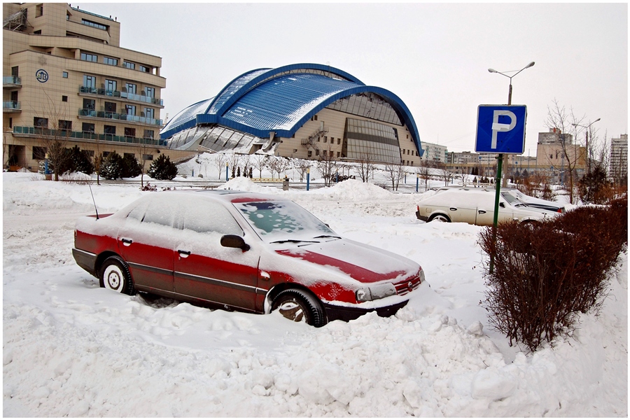 Стоянка зимой. Зимняя автостоянка. Многоуровневая стоянка зимой. Калуга зима парковка. Парковка зимой картинки.