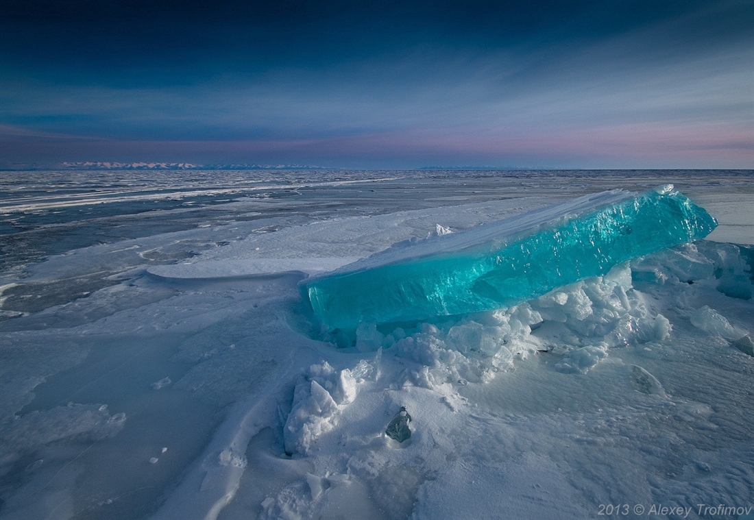 Озеро Байкал зимой. Бирюзовый лед