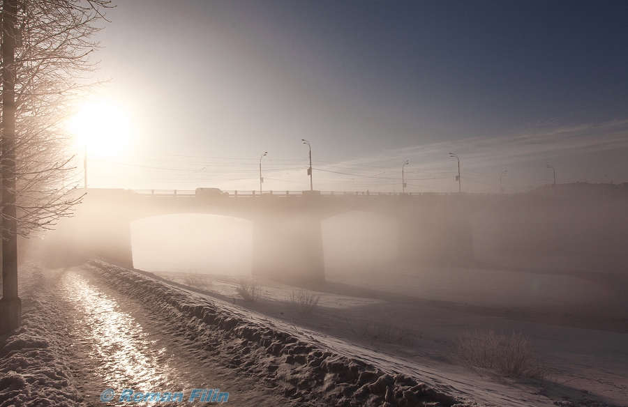 Темное утро. Темное зимнее утро в городе. Темное утро зимой в городе. Зимнее утро в городе темно. Зима утро темно.