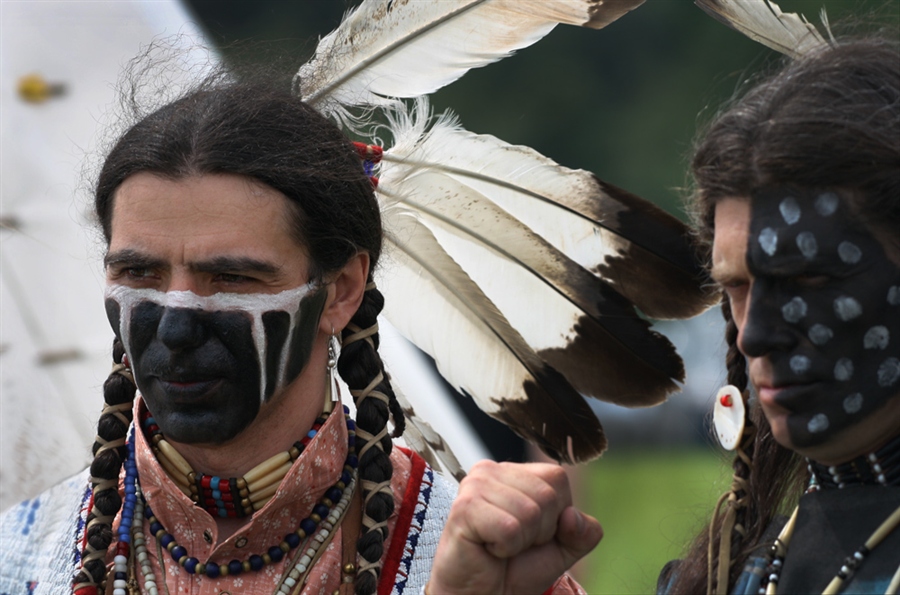 Индейский народ сканворд. Боевой раскрас индейцев. Боевая раскраска индейцев. Аквагрим индеец. Индейцы краска на лице.