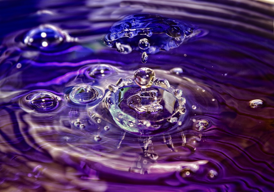 Фиолетовая вода почему. Фиолетовая вода. Вода картинки. Круги на воде в сиреневых тонах. Настаивание воды в фиолетовом.