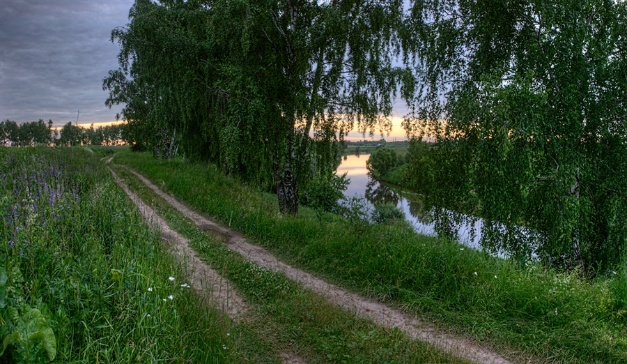 Деревня вдоль реки