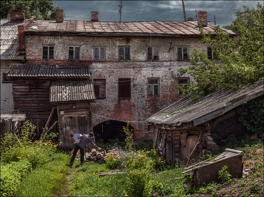 Рост дворы. Ростов старые дворы. Старый дворик Ростов на Дону. Мытный двор Ростов Великий. Конюшенный двор Ростов Великий.