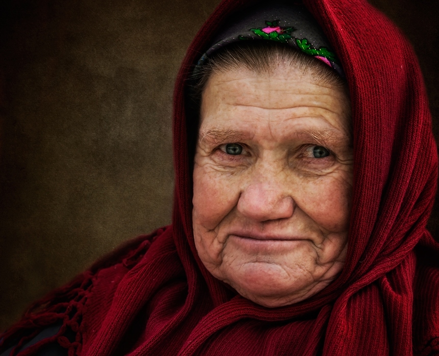 Бабушка какое лицо. Бабушка в платке. Пожилая женщина в платке. Старуха в Красном. Платок на голову бабушке.