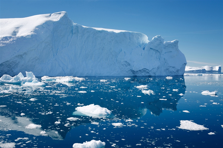 Холодный среди льдин. Плавание среди льдин. Розы Гренландия. Лодка среди льдин. Символ пловец среди айсбергов.