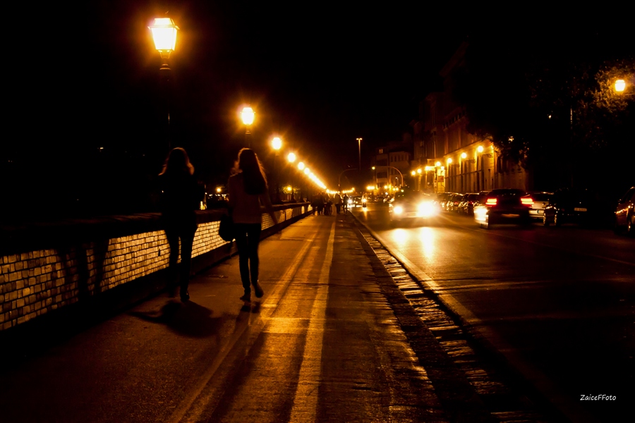 Гуляла ночью с другим. Ночная прогулка по городу. Прогулка по ночному городу. Гулять ночью. Город по вечерам.