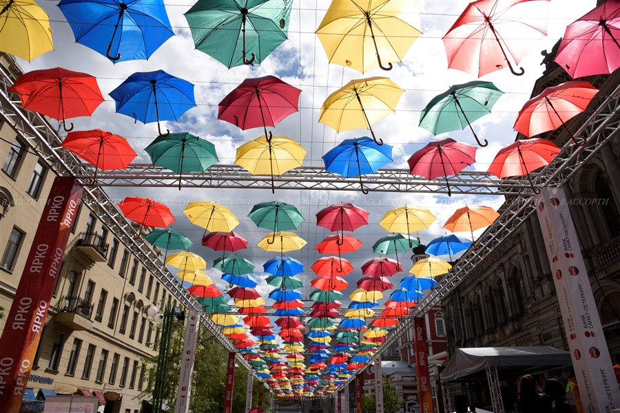 Улица в зонтах