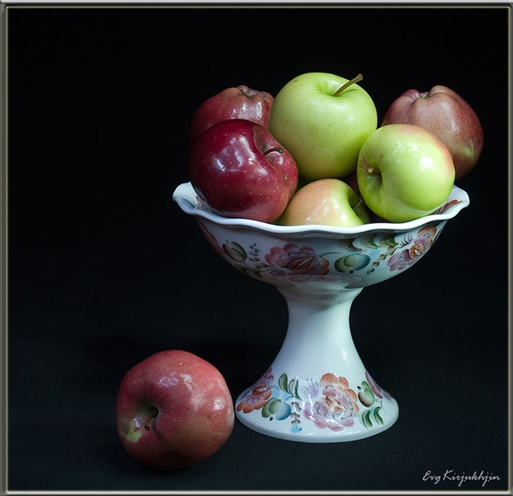 В вазе лежат 4 разных фрукта. Вазочка с фруктами. Ваза с яблоками. Яблоки в вазе. Натюрморт ваза с фруктами.