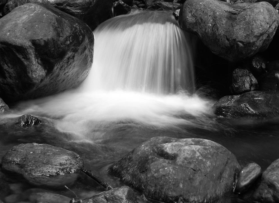 Пошла вода на камень. Камень сточенный водой. Камни скалы вода. Вода картинки. Вода камень точит картинки.