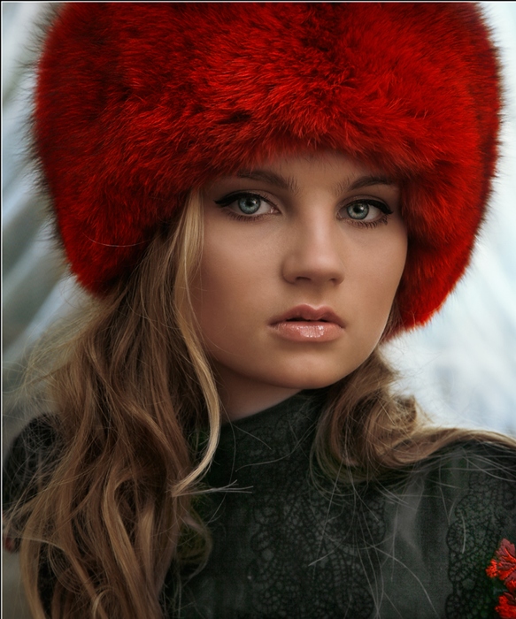 Женщина в красной шапке