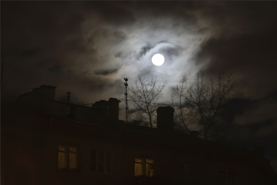 Озаренный светом луны. Лунный свет в окне. Свет Луны в окно. Луна в окне. Ночь лунный свет в окне.