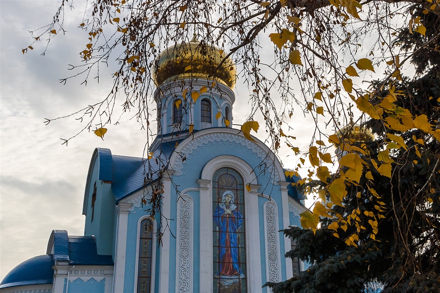 Сайт храма умиления. Храм Умиление Луганск. Церковь Божьей матери Луганск. Храм во имя Пресвятой Богородицы Луганск. Икона Умиление в храме.