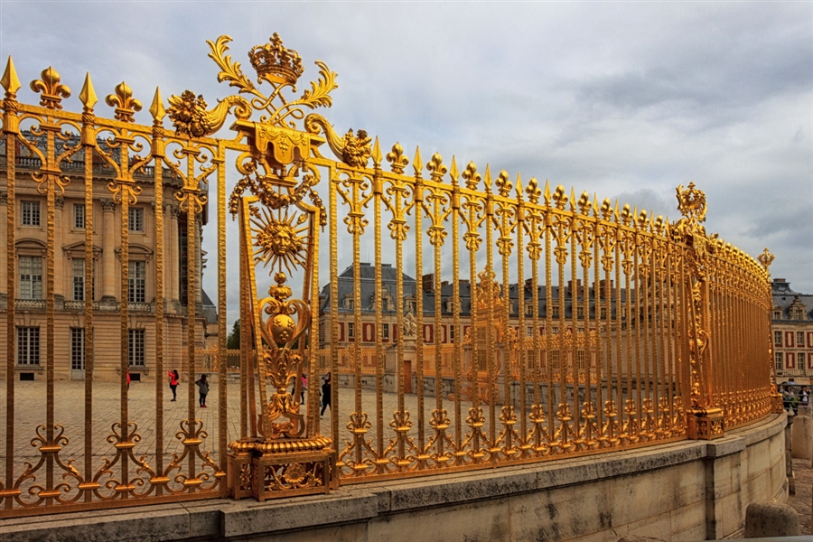 В каком городе золотая улица. Версаль Королевская решётка. Версаль дворец забор. Версаль золото. Дворец Версаль золото.
