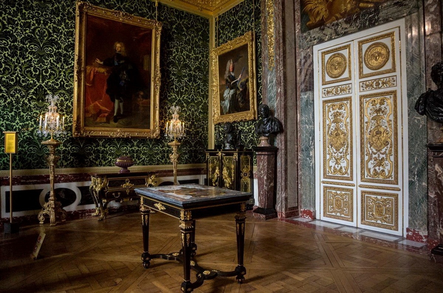 Версаль интерьер. Версаль зеркальная галерея Версальского дворца. Версальский дворец кабинет.