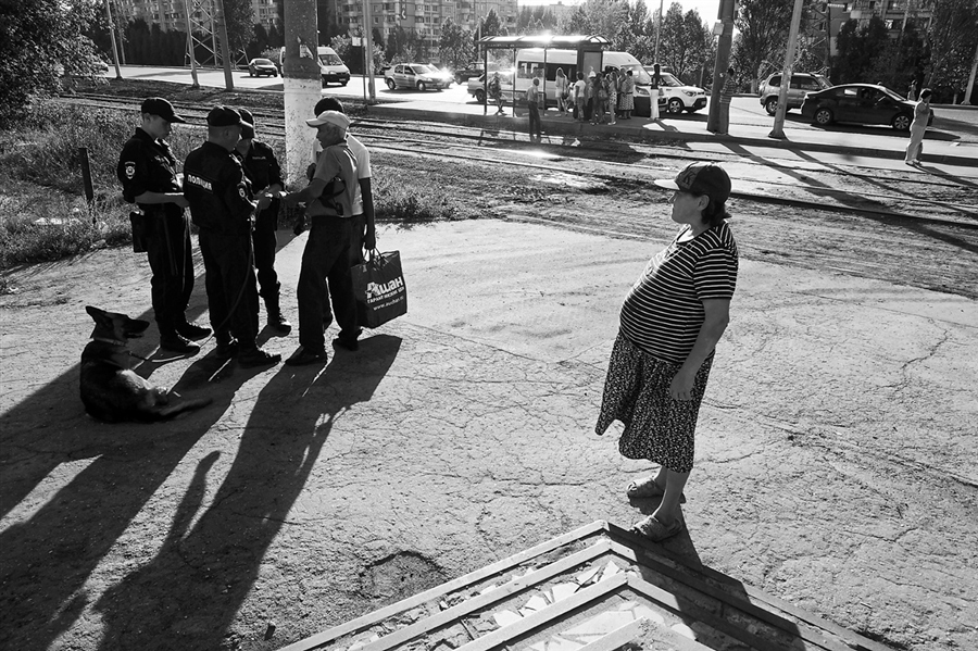 А у вас во дворе. Жизнь во дворе. А У нас во дворе картинки. А У нас во дворе Жанр. Руслан во дворе.