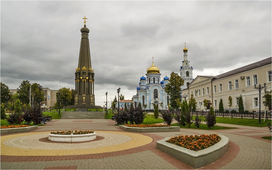 Сайт малоярославец. Сенная площадь Малоярославец. Малоярославец Центральная площадь. Александровский сад Малоярославец. Малоярославец осень.