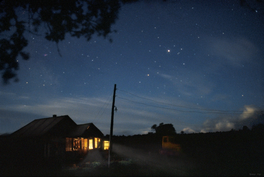 Ночные хаты. Ночное небо в деревне. Звездная ночь в деревне. Звездное небо в деревне. Ночная деревня.