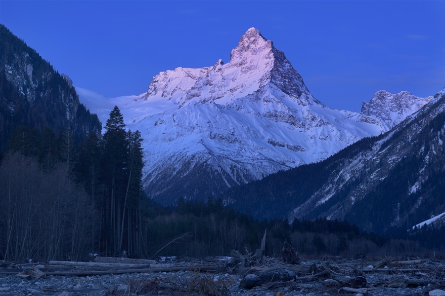 Гора белалакая Домбай фото