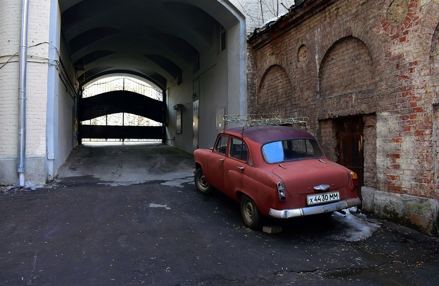 Без авто москва. Дворовые машины. Автомобиль во дворе. Старая машина во дворе. Машины во дворах России.