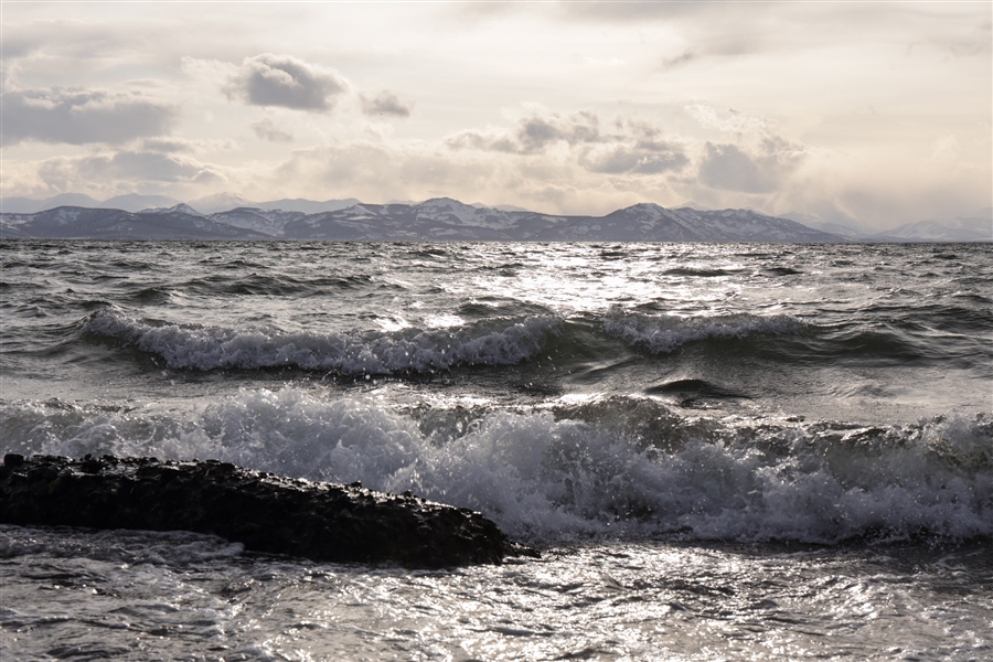 Набегающая время. Набегающая волна. Набегающая волна Азовское море. Набегающая волна разбивающаяся о скалы картинки.