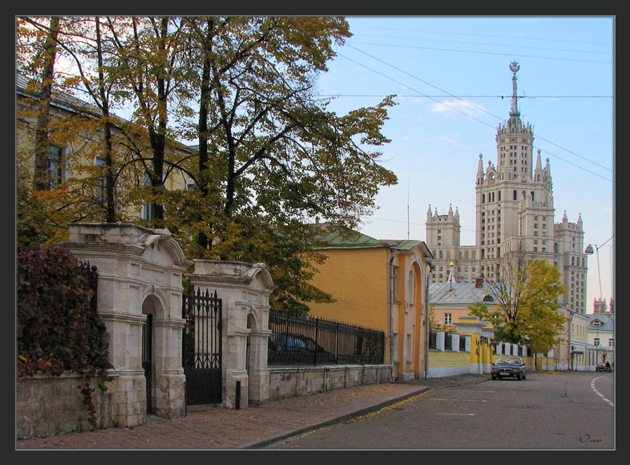 Переулки москвы центр. Тихие улочки Москвы. Кривые московские улочки. Тихий центр Москвы. Уютные переулки Москвы фото.