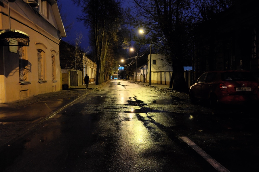 Вечером после 12. Мокрый асфальт в переулке Кременчуге.