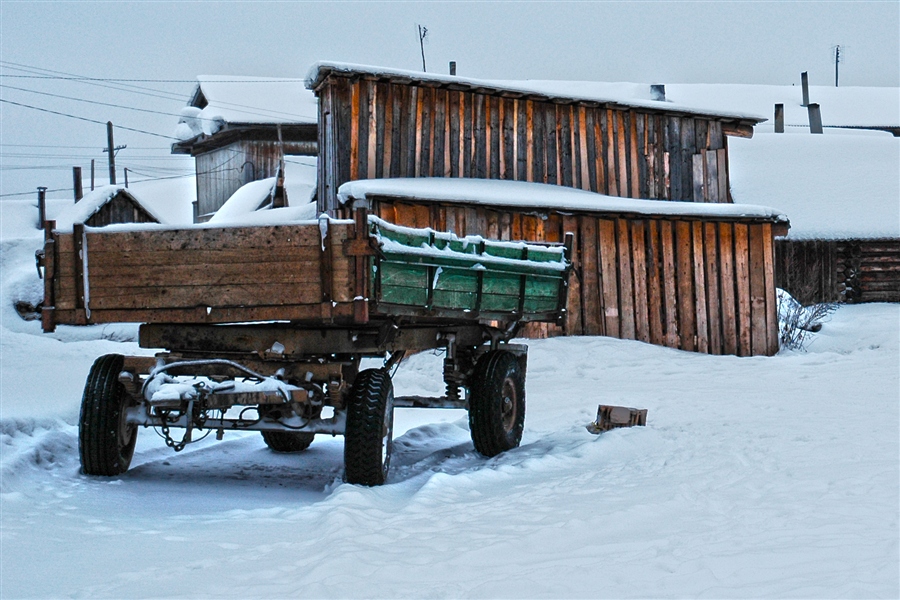 телега во дворе. тележка во дворе. найти фото тележек nardi. новая телега. телега во дворе.