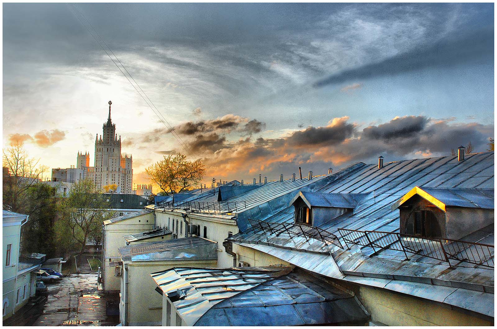 По крышам города стучит. Московские крыши. Дом на крыше в Москве. Крыши старой Москвы. Городские крыши.