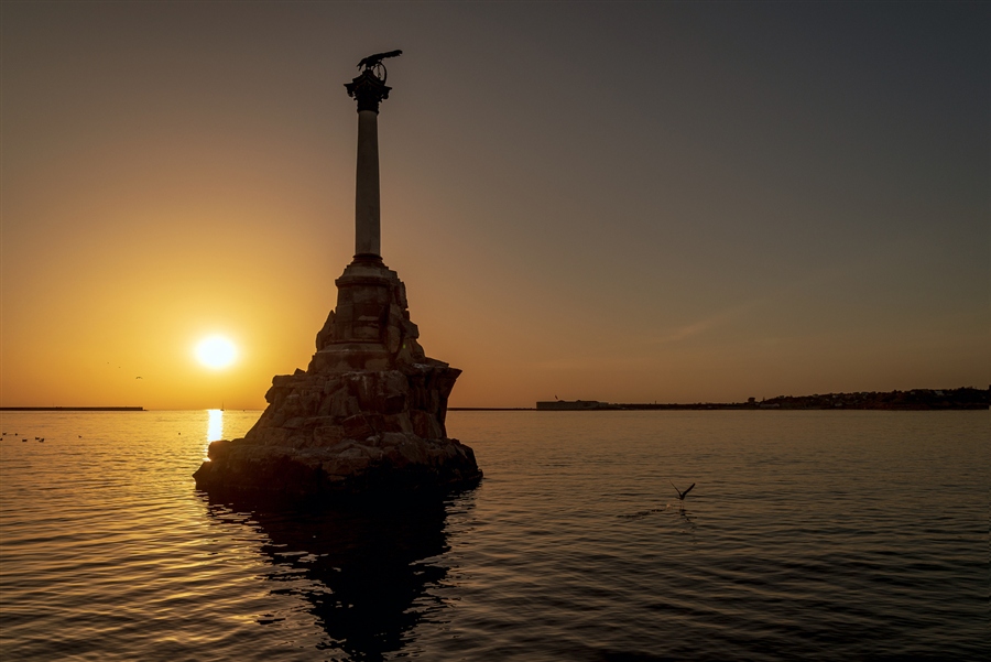 Памятник погибшим кораблям в севастополе фото крупным планом