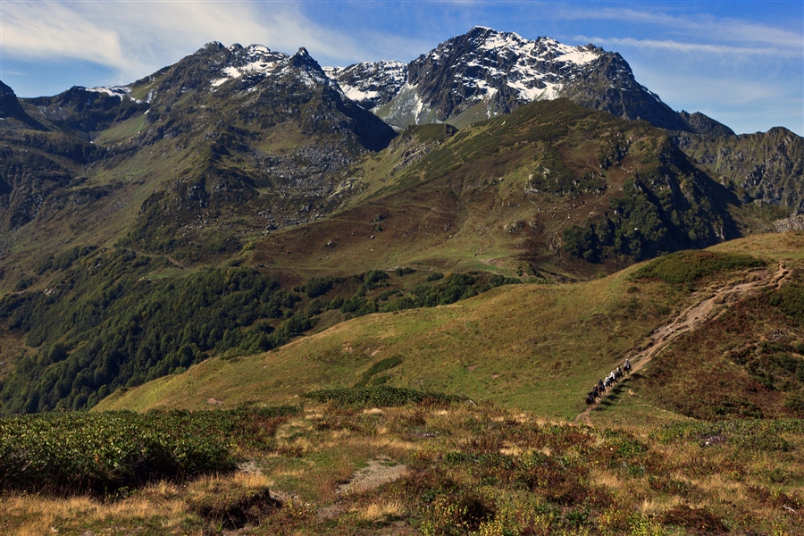 Перевал пыв абхазия. Перевал анчхо. Перевал пыв фото. Абхазия альпийские луга перевал пыв. Перевал пыв фото.
