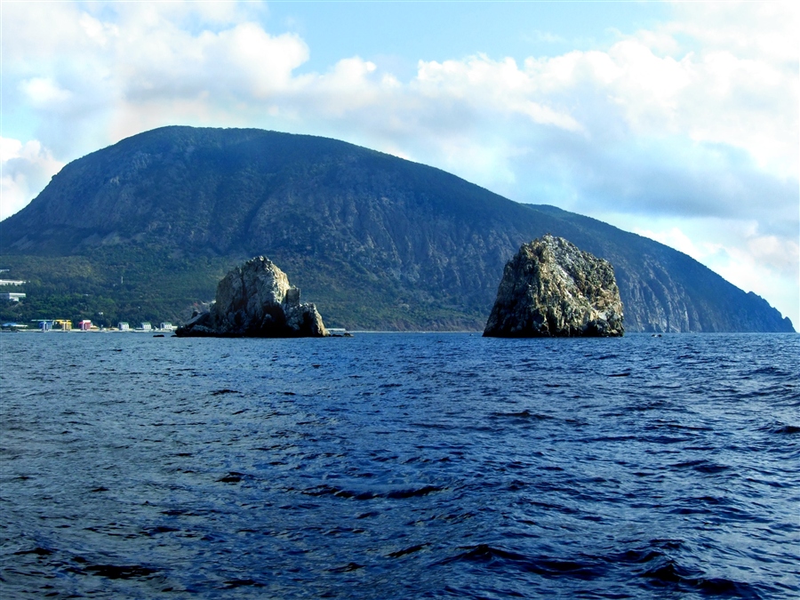 Медвежья гора история. Гора медведь в Крыму. Гора Аю-Даг в Крыму. Ялта медведь гора. Гора медведь в Крыму Легенда.