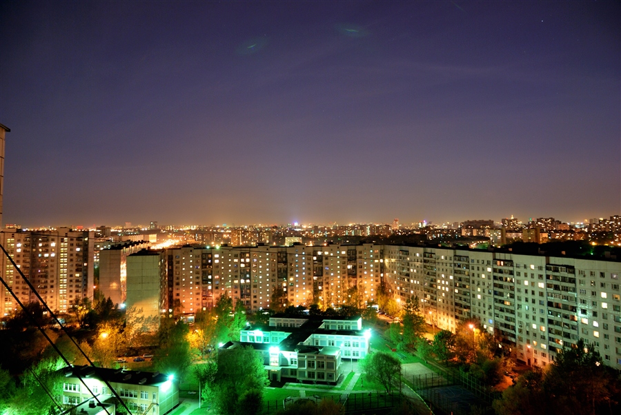 Московские окна. Вид за окном город. Вид из окна на город Москва. Ночной вид за окном.