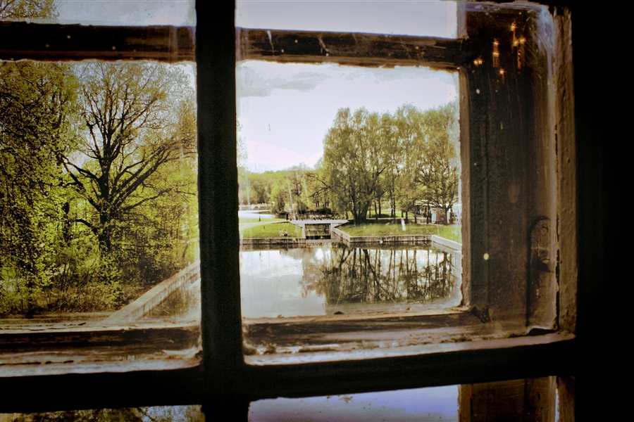 Из окна видна река. Пейзаж из окна. Пейзаж за окном. Окно с видом на реку. Пейзаж в окне.