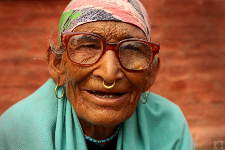 Бабушка без зубов. Старая бабушка без зубов.