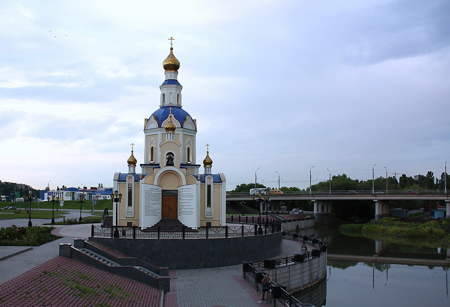 Церковь на набережной