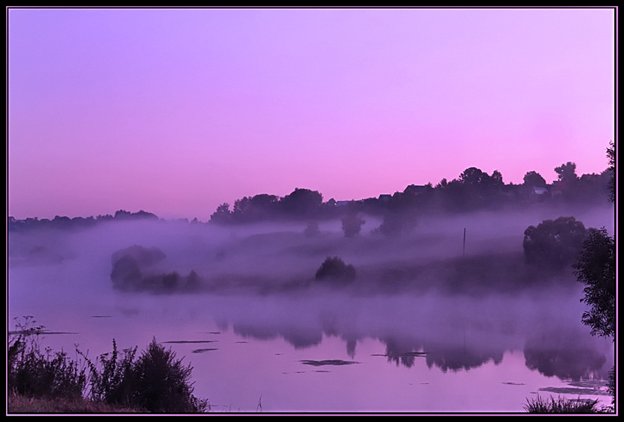 Розовый туман желтая. Сиреневый туман. Фиолетовый туман. Туманный пейзаж. Лиловый пейзаж.