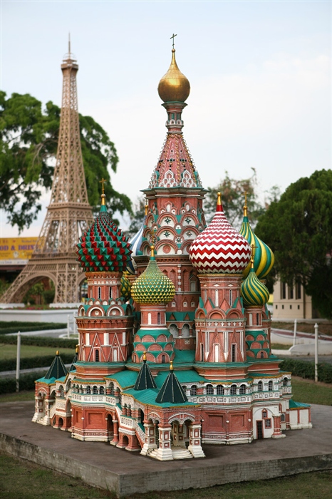 Московский парижский. Москва Париж. Московский Париж. Москва и Париж ПВЛ. Москва Париж картинки.