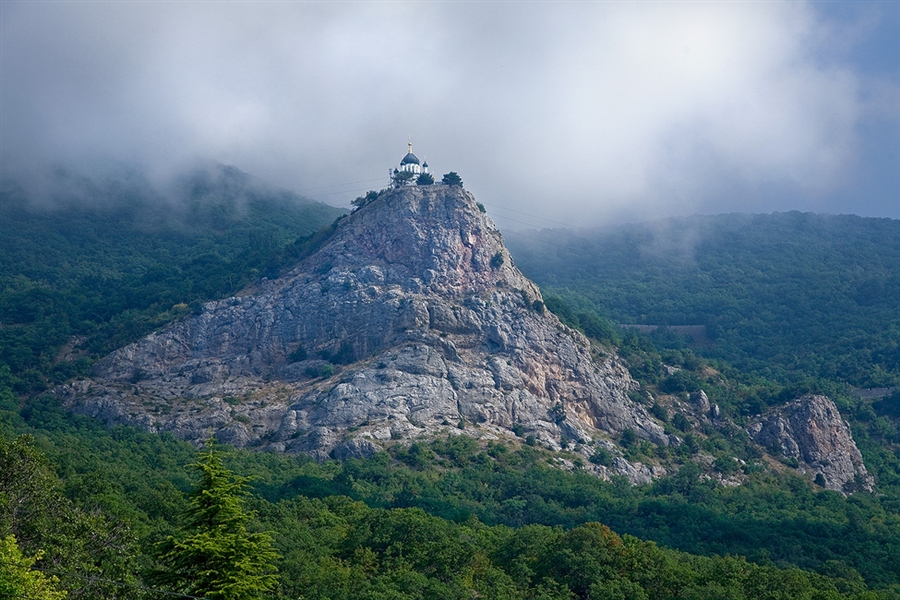 Храм на красной скале в Крыму