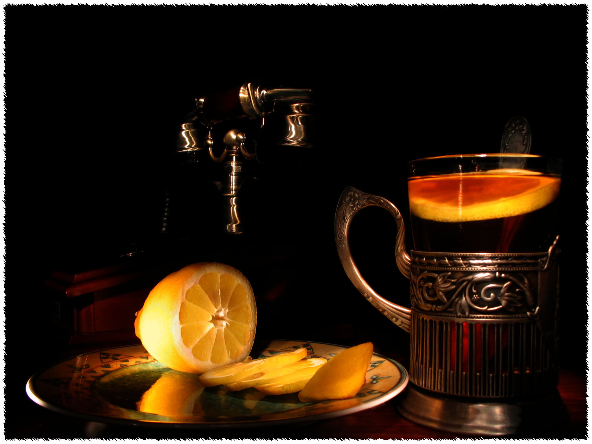 Чай с лимоном в стакане