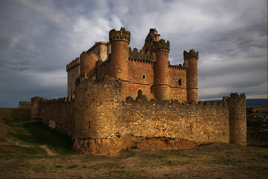 Старинный замок веков был. Крепость бэница. «Старая крепость» премиум. Стара фортеця крепость. Древние замки.
