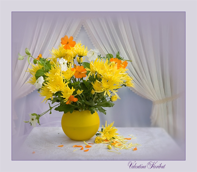 Желтое доброе утро картинки. Солнечный букет. Желтые цветы в вазе. Букет хризантем в вазе. Желтые хризантемы в вазе.