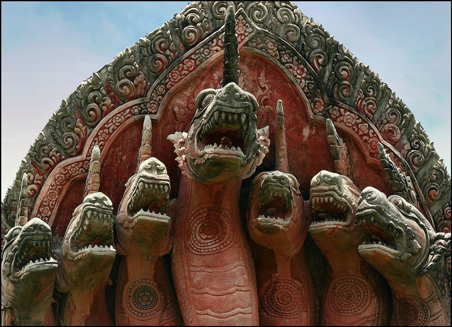 Змеиный храм. Храм змей Naga. Змеиный храм Индия. Семиглавый змей. Индийский дракон.