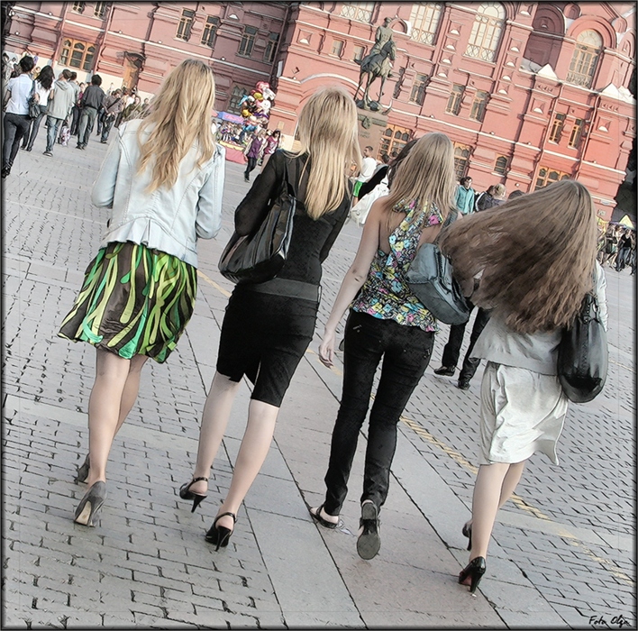 Где девочки гуляют. Девчонки гуляют. Девушка гуляет. Красивые девушки гуляют по Москве. Красивые девушки гуляют по Москве летом.