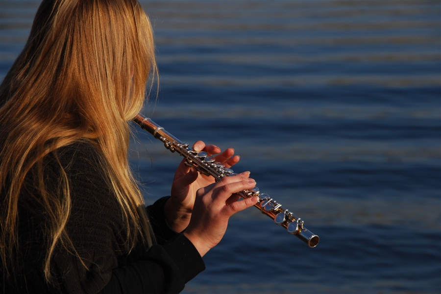 Флейта вода. Девушка флейтистка. Флейта Эстетика. Девочка с флейтой. Девушка с флейтой.