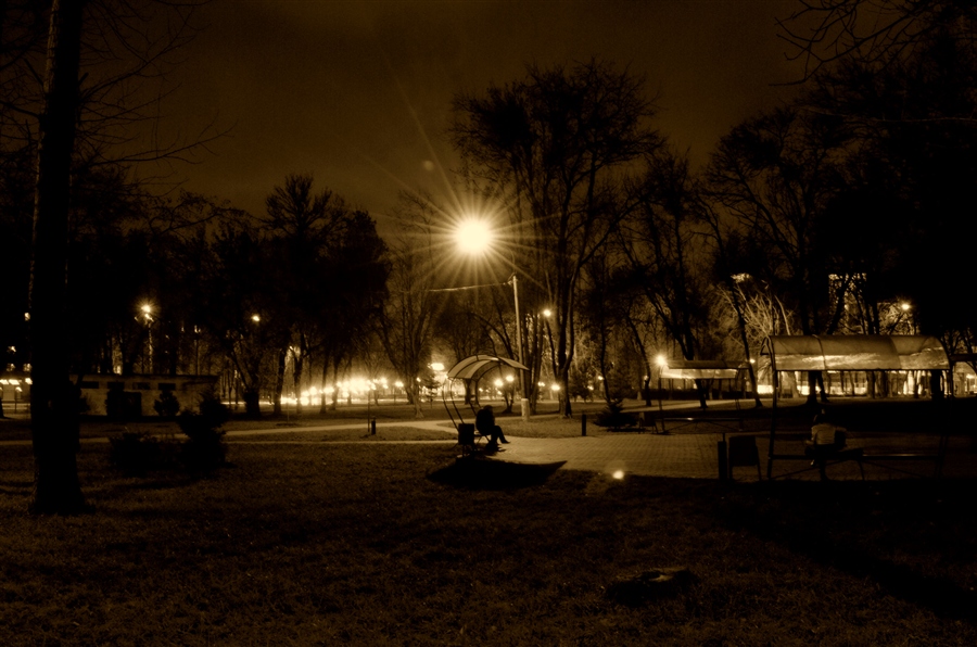 Засыпает в парке вечер. Парк Махачкала ночью. Парк Лианозово ночью. Парк вечером Буденновск. Ночной парк Кропоткин.