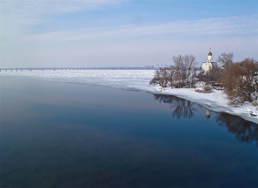 Река Днепр храм