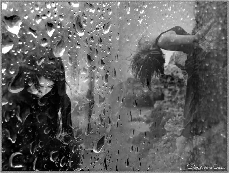 Она душе дожди. Дождь в душе. Слёзы в Дожде. Слезы дождя по щекам. Девушка плачет под дождем.