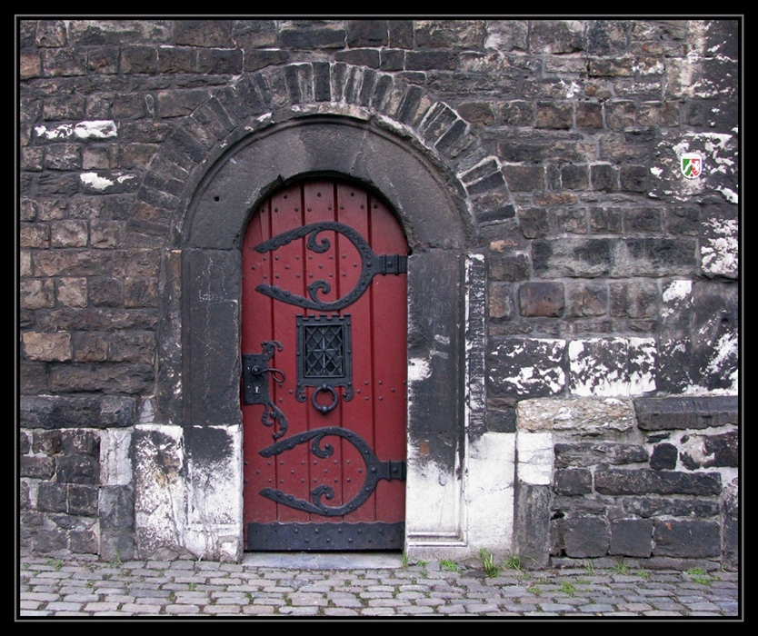 Найти дверь левую. Замок для двери. Дверь в таверну. Замок дверной средневековый. Средневековые двери в замках.