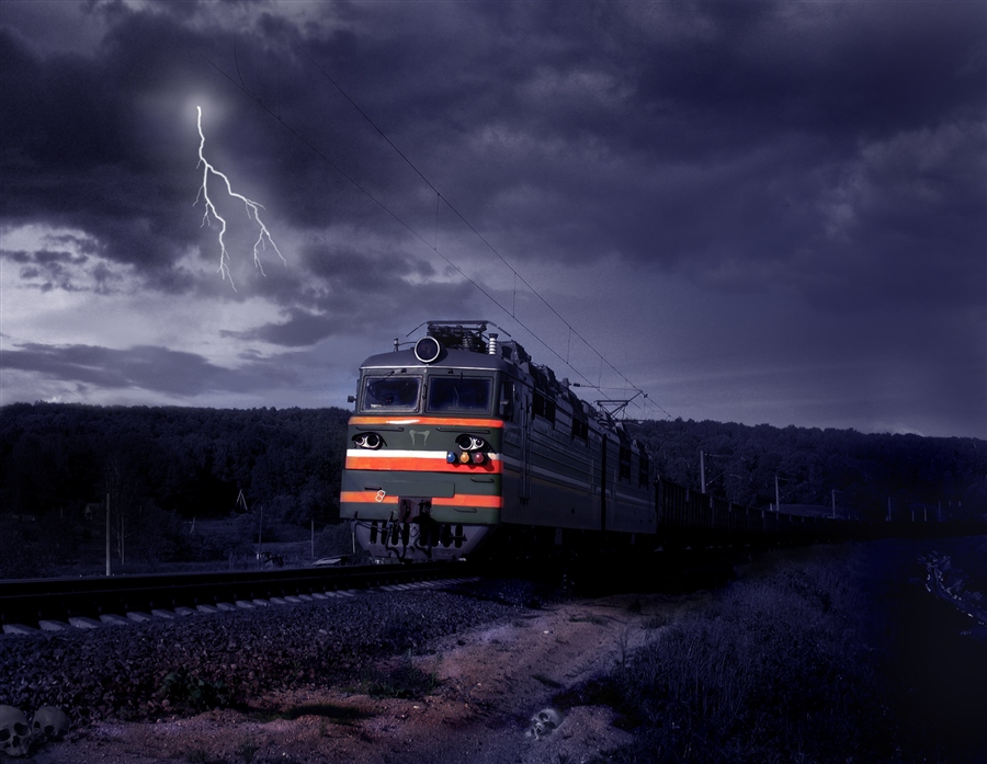 Загадочный поезд. Поезд-призрак Локомотив. Призрачный поезд. Тепловоз призрак. Поезд в грозу.